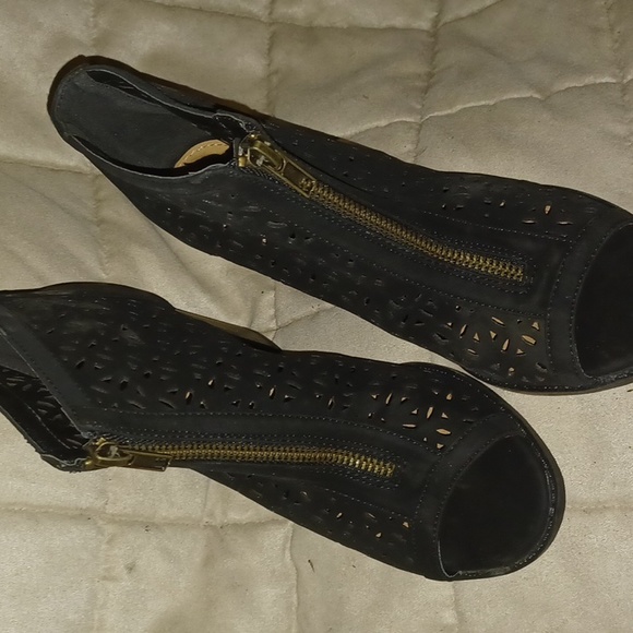 Report block booties 👢 👢 - Picture 3 of 4